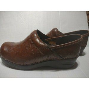 WOMENS SIZE 7.5 M/B L.L. BEAN BROWN Tooled LEATHER SHOES CLOGS  NICE COND